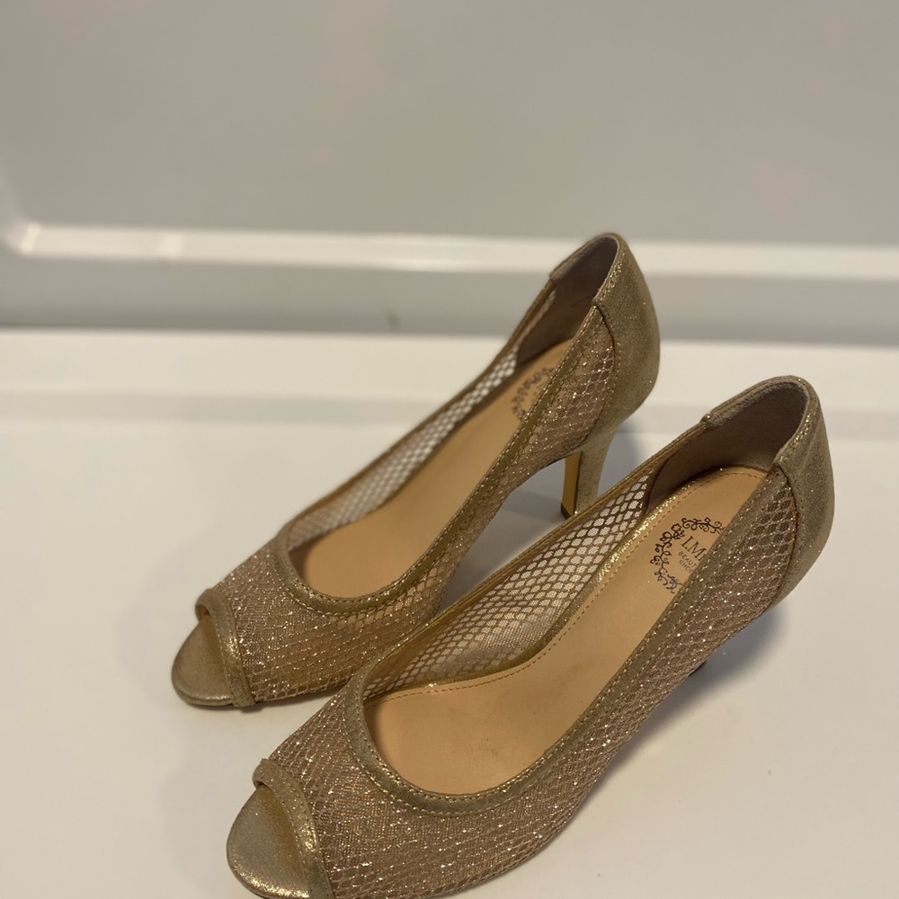 Classy I. Miller Elegant Gold Mesh Peep-Toe Heels, classic, vintage inspired - Picture 2 of 7